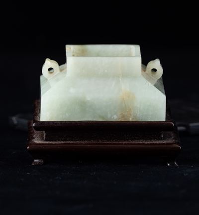 Vasetto a Sezione Quadrata con Piccole Anse Scolpito in Giada Celadon, Cina, Dinastia Qing, XIX S...