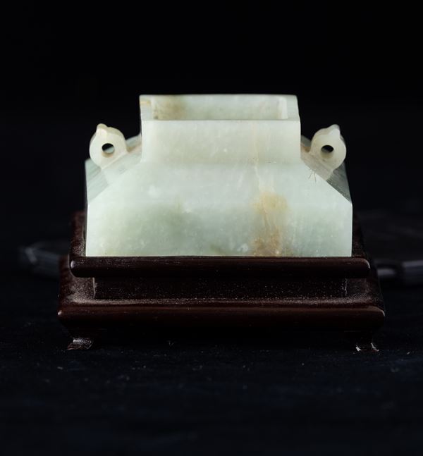 Vasetto a sezione quadrata con piccole anse scolpito in giada Celadon, Cina, Dinastia Qing, XIX secolo