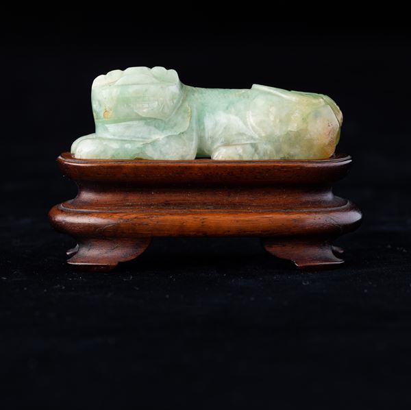 Figura di leone scolpita in giadeite con sfumature green apple, Cina, Dinastia Qing, XIX secolo