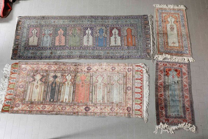 Lotto di Quattro tappeti a preghiera  - Auction Carpets - Cambi Casa d'Aste