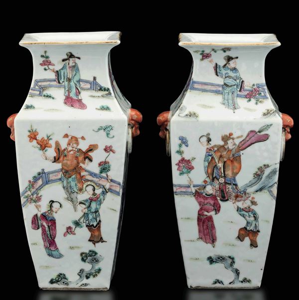 Coppia di vasi in porcellana Famiglia Rosa con mascheroni, anse ad anello e figure di dignitari con fanciulli entro paesaggio, Cina, Dinastia Qing, epoca Daoguang (1821-1908)
