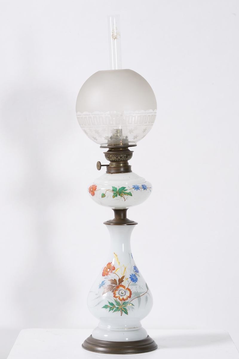 Lampada a petrolio decorata con fiori policromi  - Asta Ceramiche - Cambi Casa d'Aste