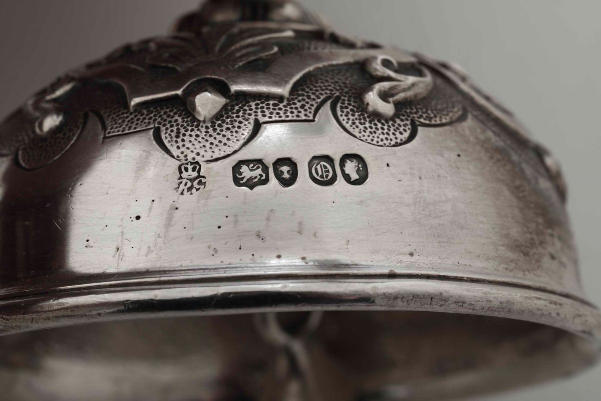 Importante Calamaio. Argento Sterling Fuso, Sbalzato e Cesellato. Londra 1849. Argentiere Robert ...