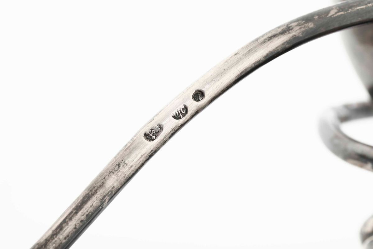 Coppia di Candelabri. Argento Fuso, Sagomato e Cesellato. Genova XIX Secolo