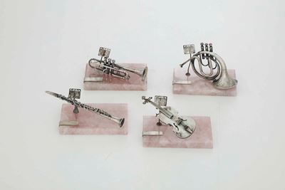 Argenteria artistica del XX secolo, Quattro segnaposto a foggia di strumenti musicali in argento