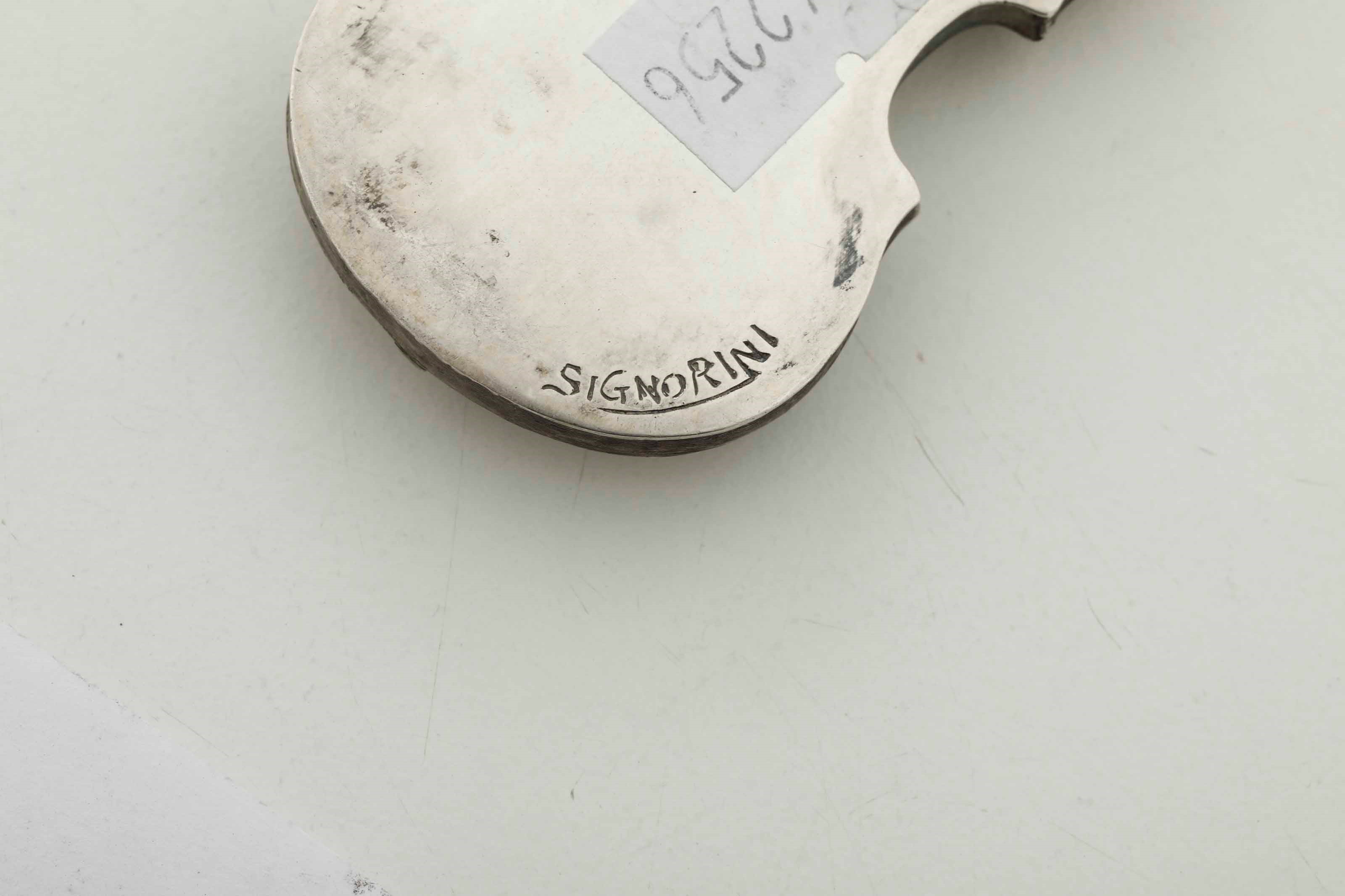 Argenteria artistica del XX secolo, Quattro segnaposto a foggia di strumenti musicali in argento
