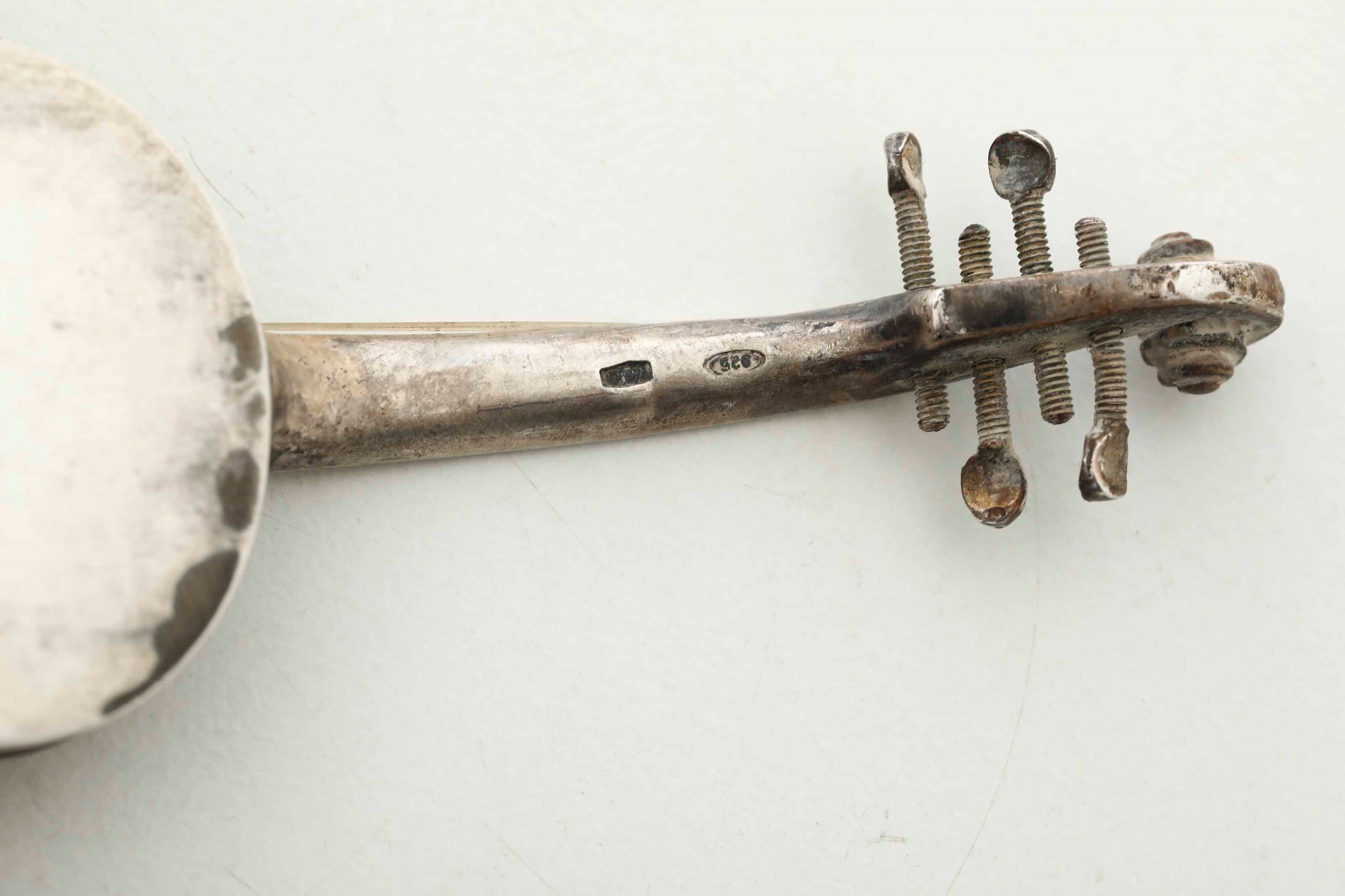 Argenteria artistica del XX secolo, Quattro segnaposto a foggia di strumenti musicali in argento