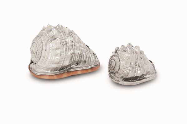 Due conchiglie rivestite in argento. Argenteria artistica del XX-XXI secolo. Firma Mario Buccellati su etichetta a scudo in argento