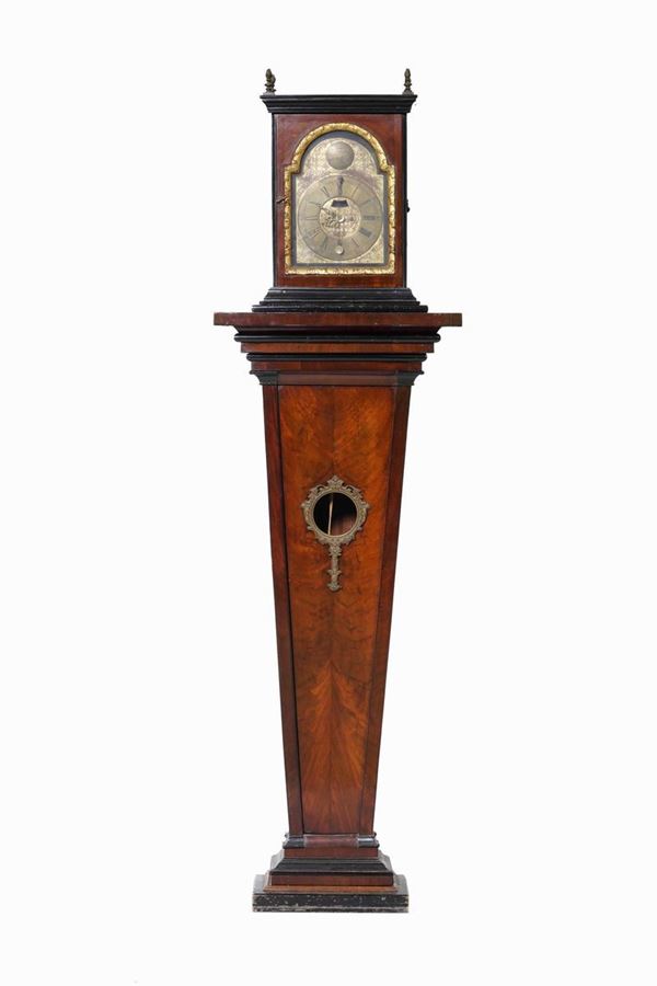 Orologio a colonna con cassa in legno. Inghilterra, Francyn Spurny