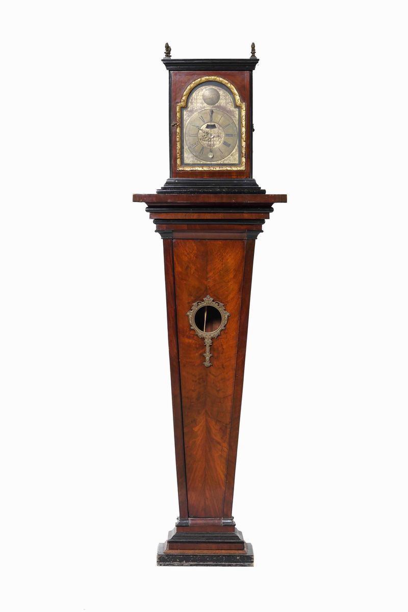 Orologio a colonna con cassa in legno. Inghilterra, Francyn Spurny  - Asta Antiquariato Luglio | Cambi Time - Cambi Casa d'Aste