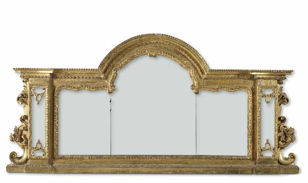 Specchiera da camino sagomata in legno intagliato e dorato. Italia centrale, XVIII secolo