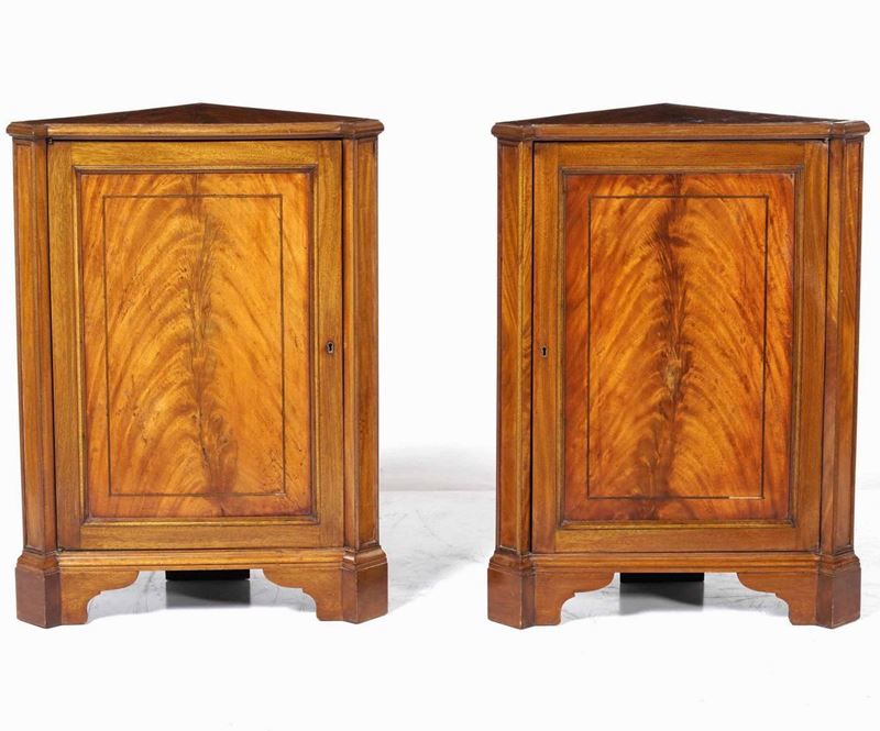 Coppia di angoliere in mogano e altri legni. Inghilterra, XIX secolo  - Auction Antique January - Cambi Casa d'Aste