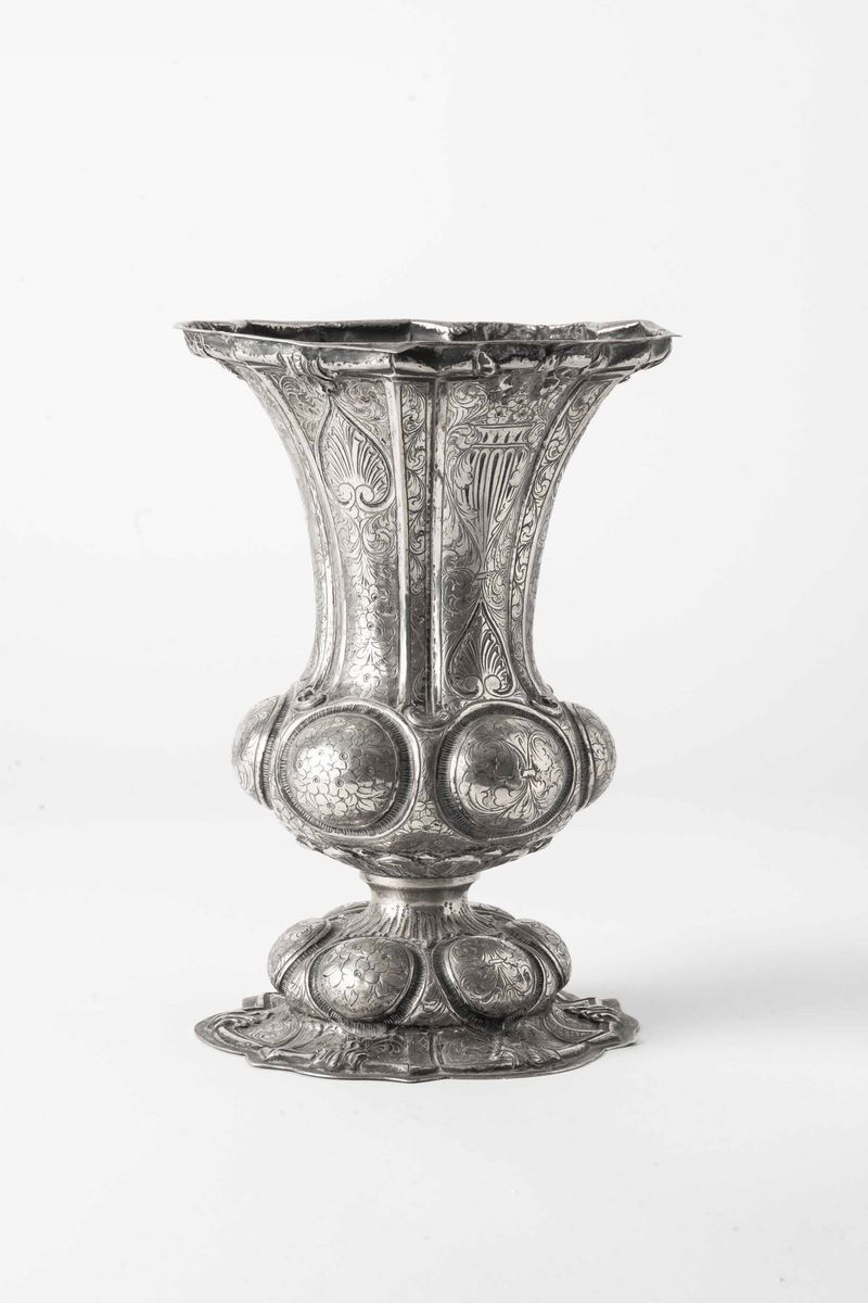 Vaso a Tromba. Argento Fuso, Sagomato e Cesellato. Argenteria Artistica Italiana del XX Secolo. P...