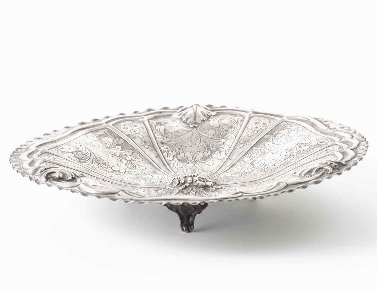 Alzata in Argento Fuso, Sbalzato e Cesellato. Argenteria Italiana del XX Secolo