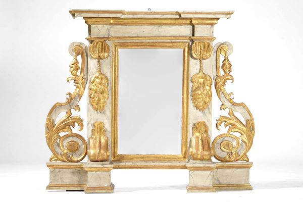 Cornice architettonica in legno intagliato, laccato a finto marmo e dorato. Italia centrale XVIII secolo