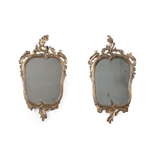 Coppia di applique in legno dorato con decori a rocailles