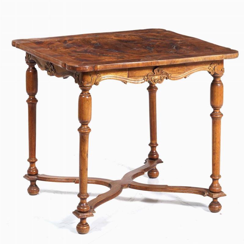 Tavolo in legno intagliato con piano lastronato in radica. XIX secolo  - Auction  [..]