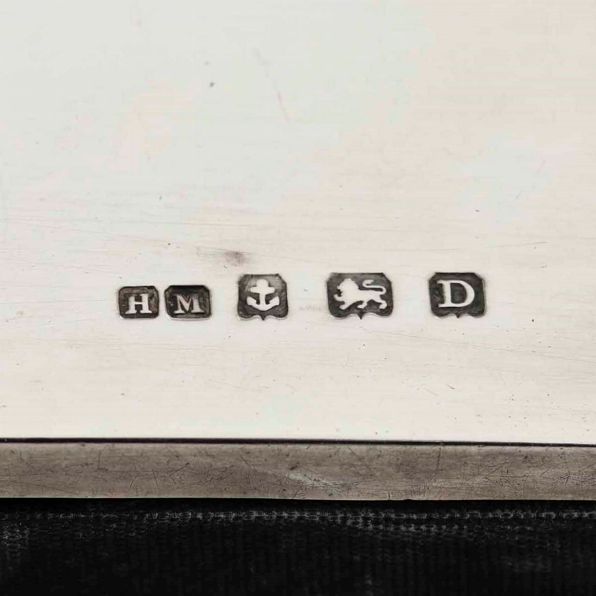 Scatola in Argento Fuso e Sagomato. Birmingham 1928. Argentiere Hm (non Identificato).