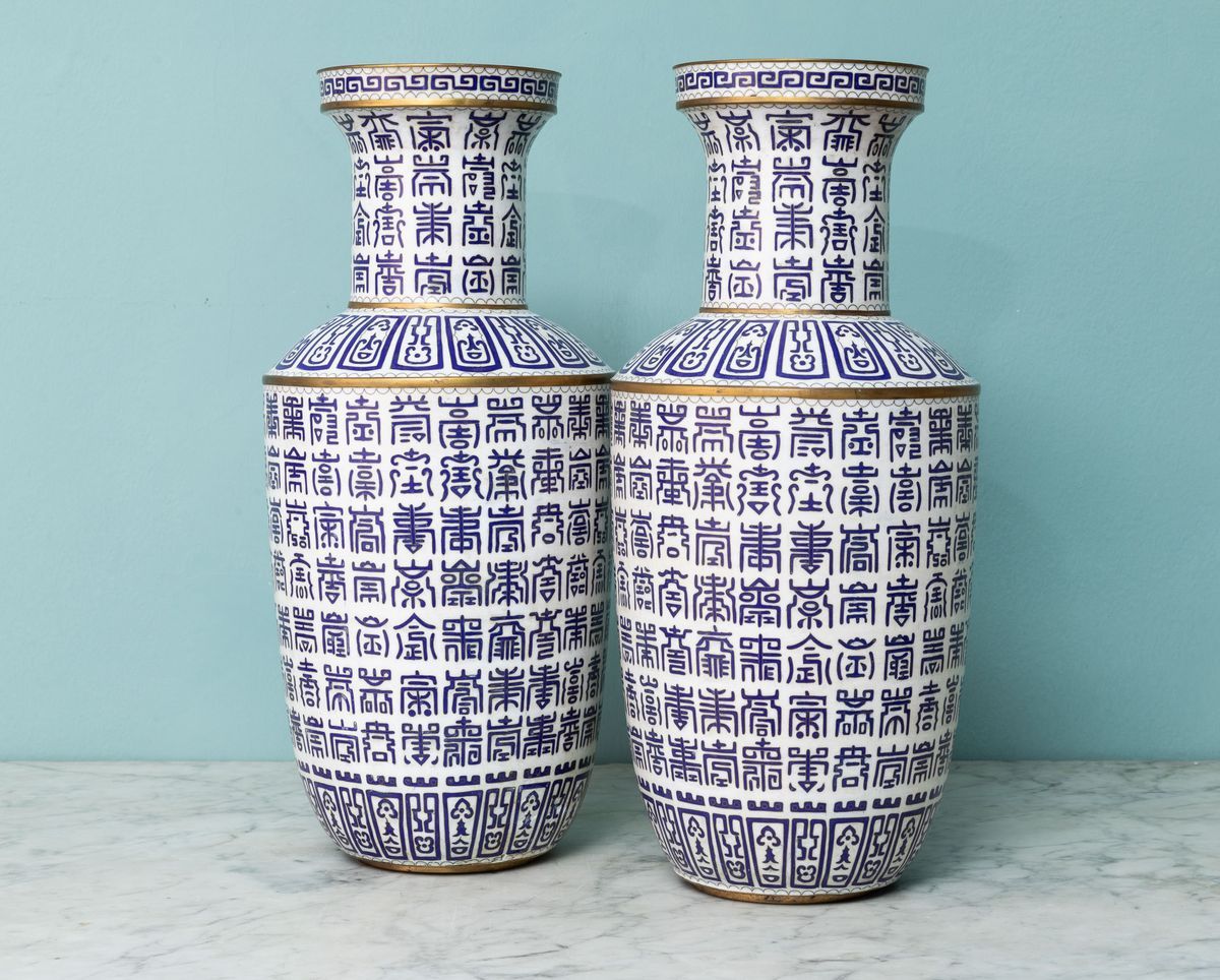 Coppia di Vasi con Decoro a Ideogrammi sui Toni del Blu e Lumeggiature Dorate. Cina, XX Secolo