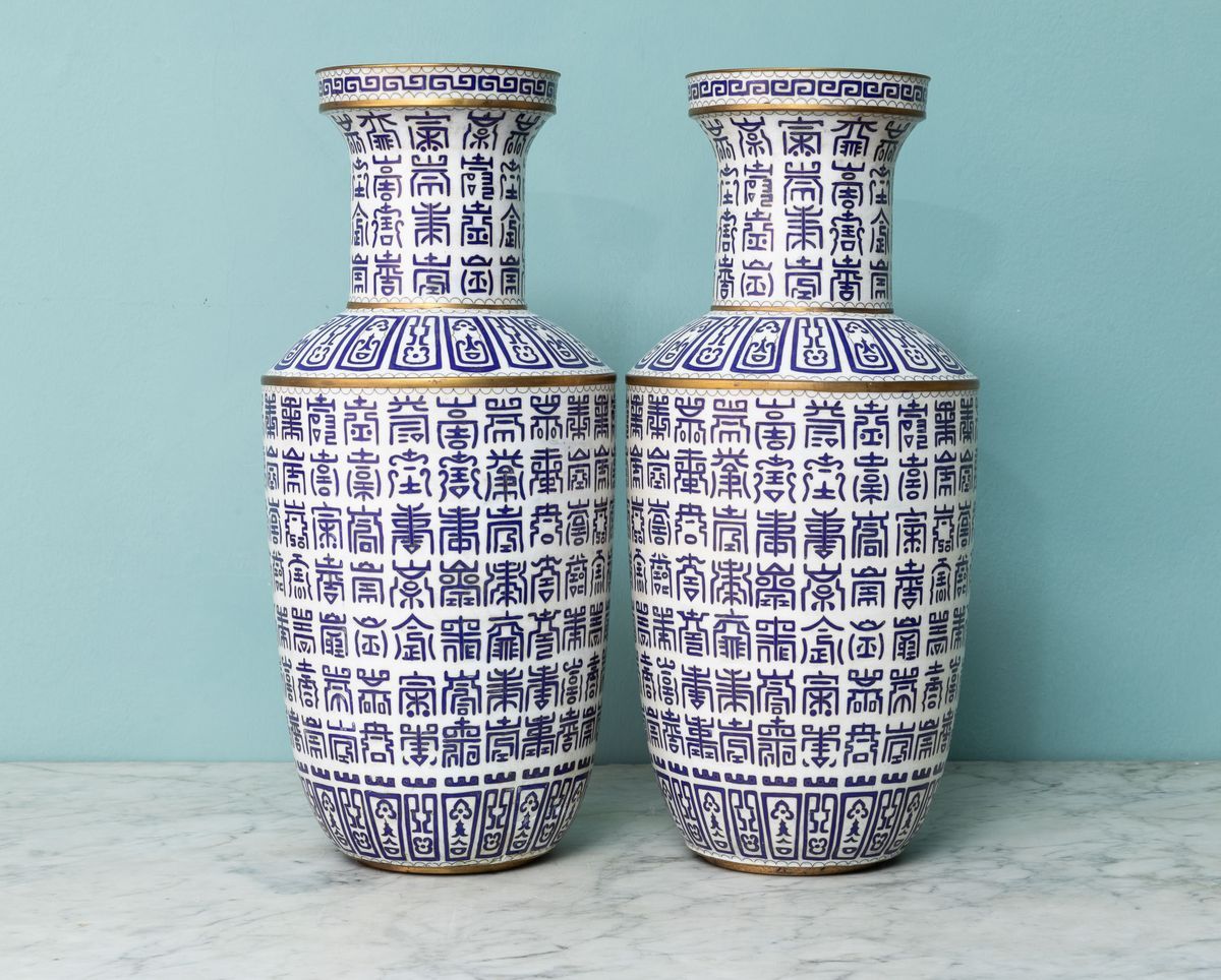 Coppia di Vasi con Decoro a Ideogrammi sui Toni del Blu e Lumeggiature Dorate. Cina, XX Secolo