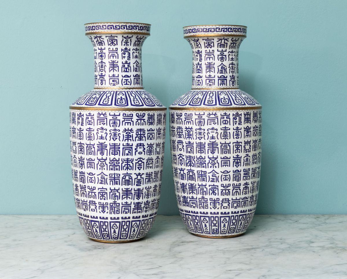 Coppia di Vasi con Decoro a Ideogrammi sui Toni del Blu e Lumeggiature Dorate. Cina, XX Secolo