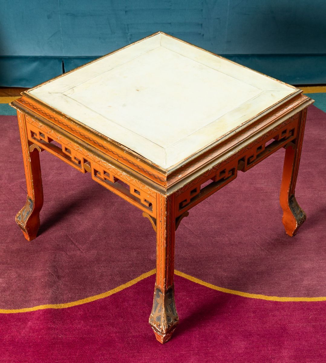 Tavolo Basso in Legno Laccato. Cina, XX Secolo