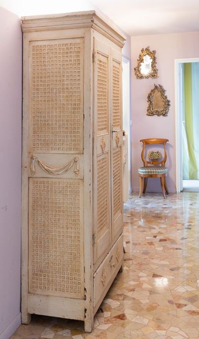 Armadio a Due Ante in Legno Intagliato e Dipinto. XIX Secolo