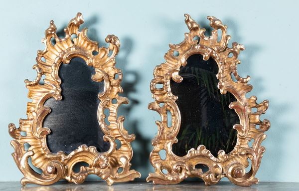 Coppia di specchierine in legno intagliato e dorato. XIX secolo