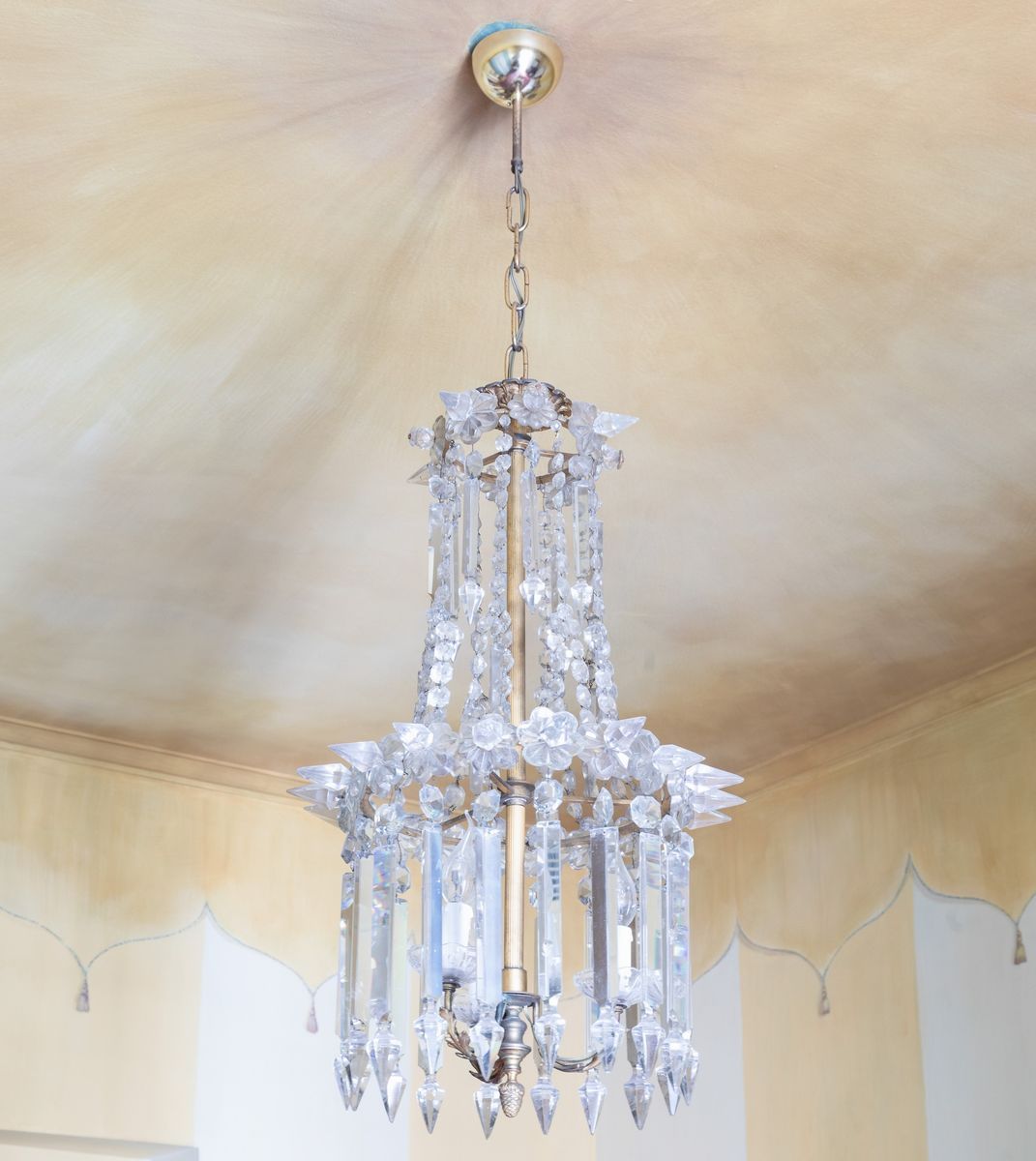 Lampadario in Bronzo Dorato e Pendenti in Vetro. XIX Secolo