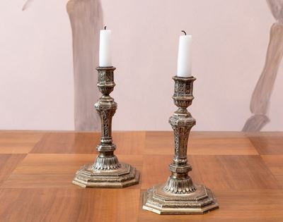 Coppia di Candelieri in Metallo Argentato. Francia, Prod. Christofle, XX Secolo