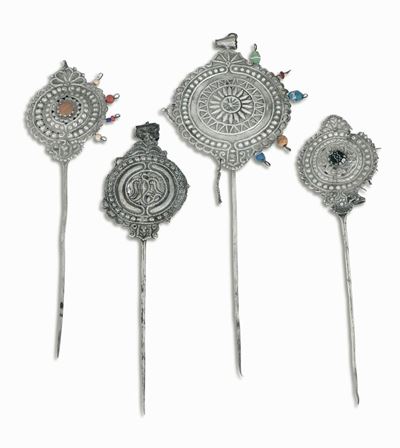 Gruppo di Quattro Spille (tupu). Argento Sbalzato, Traforato, Cesellato e Pietre Colorate. Arte C...