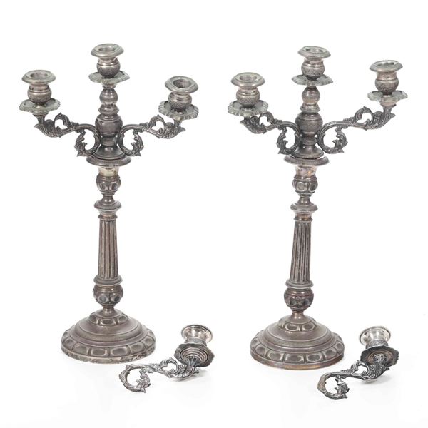 Coppia di candelabri a tre bracci in argento fuso e cesellato. Genova XIX secolo. Marchio con croce mauriziana