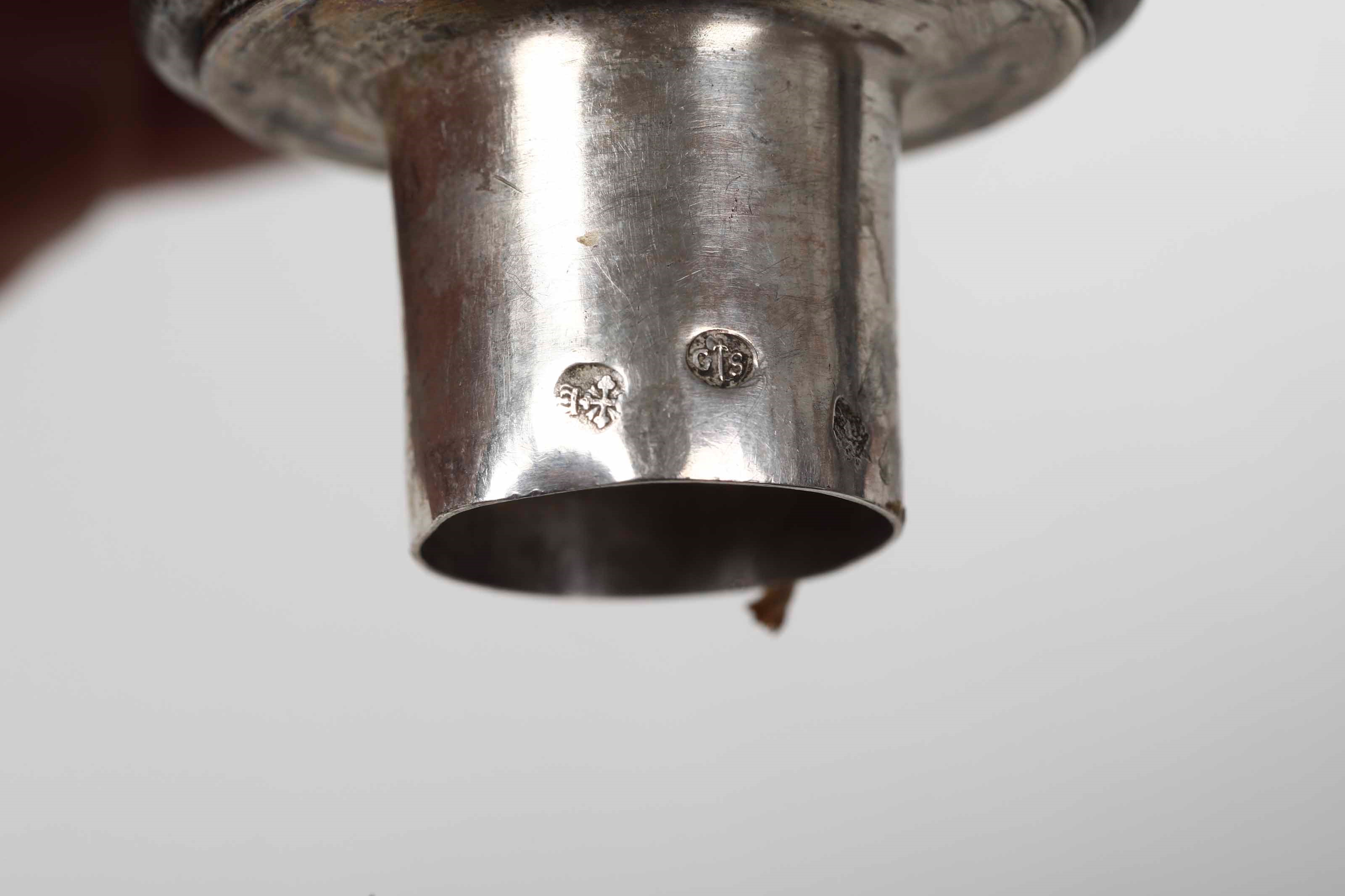 Coppia di Candelabri a Tre Bracci in Argento Fuso e Cesellato. Genova XIX Secolo. Marchio con Cro...