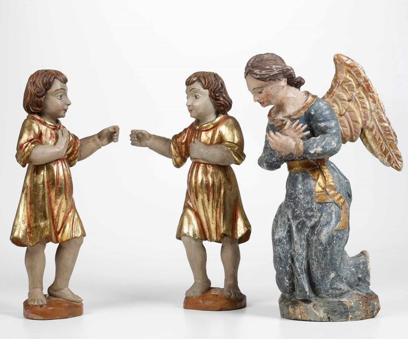 Tre angeli in legno policromo e dorato. Arte del XVIII secolo  - Auction Sculptures  [..]