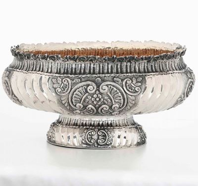 Bacile in Argento Fuso, Sbalzato e Cesellato, Interno Dorato. Argenteria Artistica Italiana della...