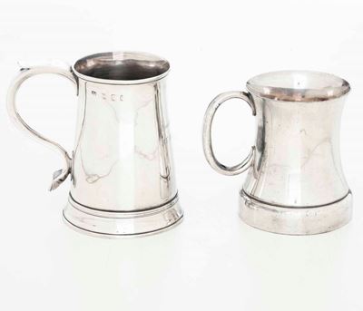 Due Boccali, uno in Metallo Argentato e uno in Argento Sterling con Bolli della Città di Londra (...