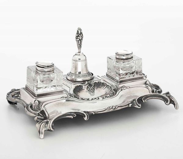 Calamaio in argento composto da elementi di manifatture e argentieri differenti. XX secolo