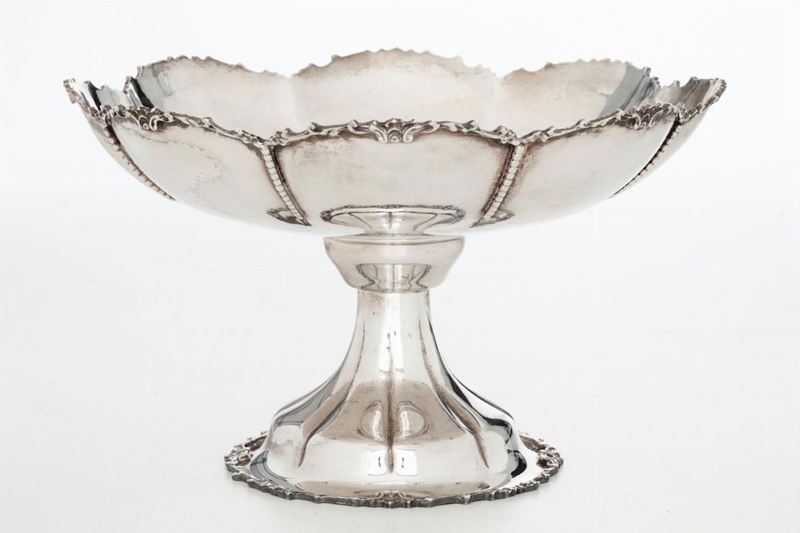 Alzata in argento fuso e cesellato. Manifattura italiana del XX secolo  - Auction Silvers | Cambi Time - Cambi Casa d'Aste