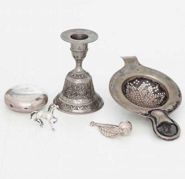 Lotto di piccoli oggetti in argento e metallo argentato. XX secolo