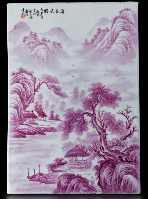 Placca in porcellana con decoro monocromo sui toni del porpora raffigurante paesaggio con figure e iscrizione, Cina, Dinastia Qing, XIX secolo
