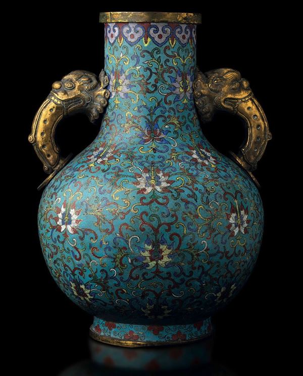 Grande vaso a smalti cloisonnè a doppia ansa con mascheroni e decori a fiore di loto, Cina, Dinastia Qing, epoca Qianlong (1736-1796)