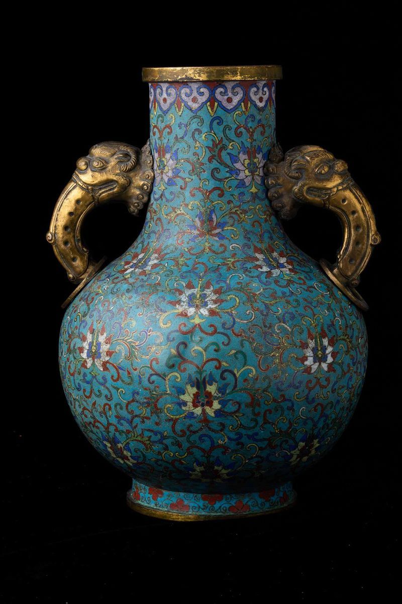 Grande Vaso a Smalti Cloisonnè a Doppia Ansa con Mascheroni e Decori a Fiore di Loto, Cina, Dinas...