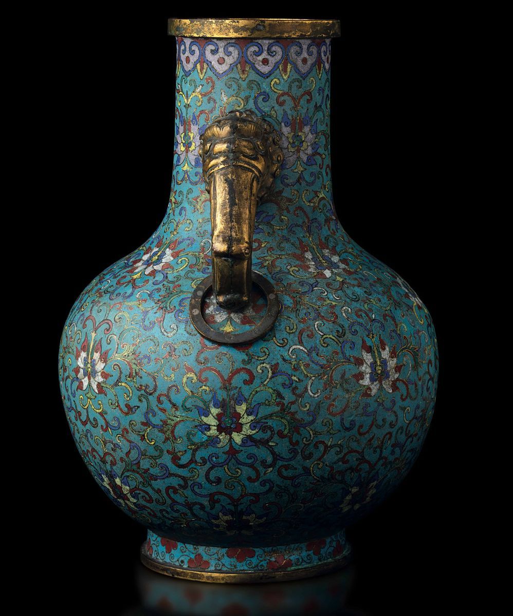 Grande Vaso a Smalti Cloisonnè a Doppia Ansa con Mascheroni e Decori a Fiore di Loto, Cina, Dinas...