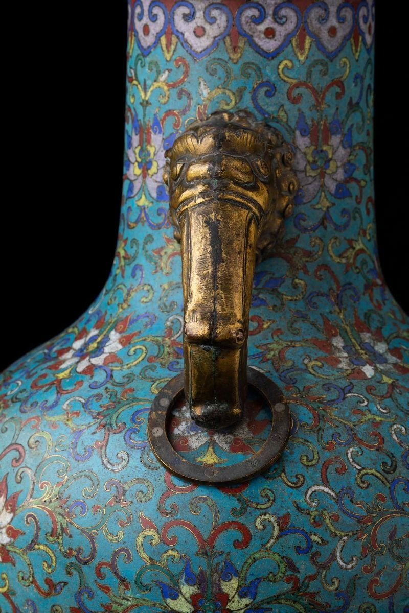 Grande Vaso a Smalti Cloisonnè a Doppia Ansa con Mascheroni e Decori a Fiore di Loto, Cina, Dinas...