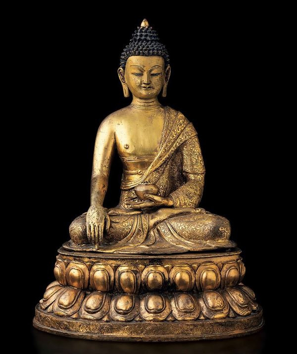 Grande figura di Buddha Sakyamuni seduto su doppio fiore di loto in bronzo dorato con tracce di policromia, Tibet, XIX secolo