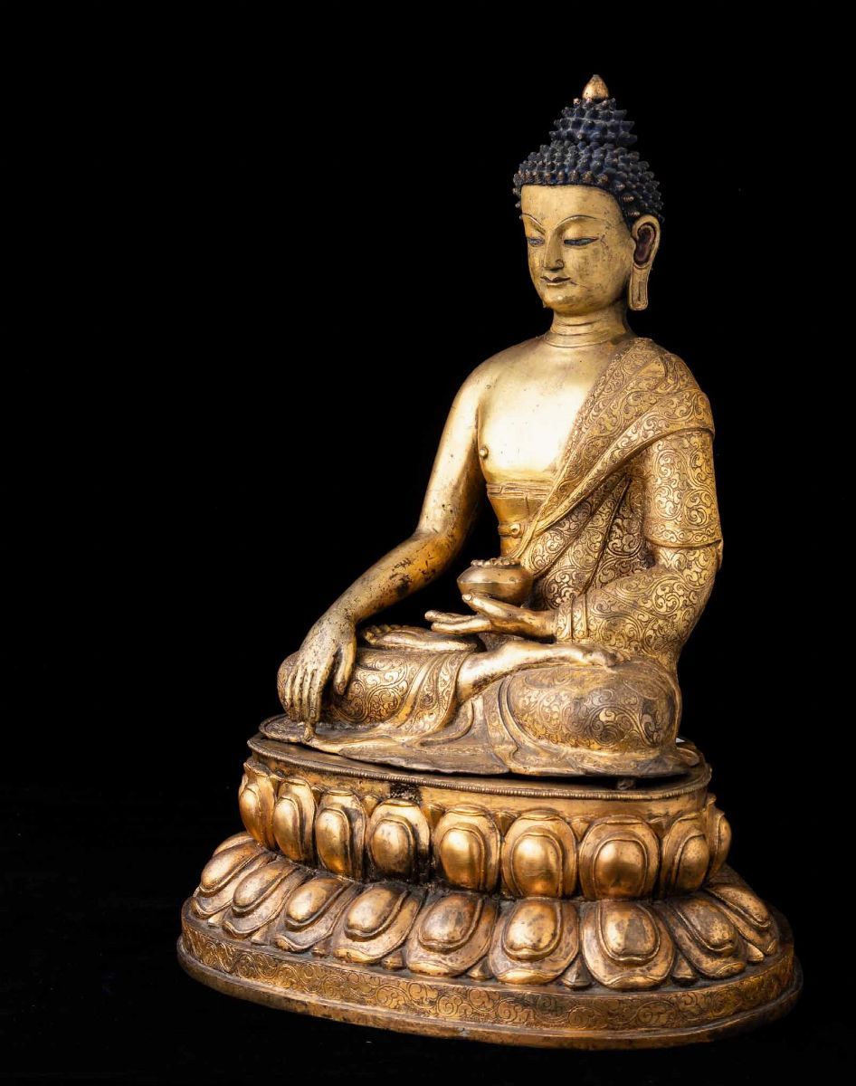 Grande Figura di Buddha Sakyamuni Seduto su Doppio Fiore di Loto in Bronzo Dorato con Tracce di P...