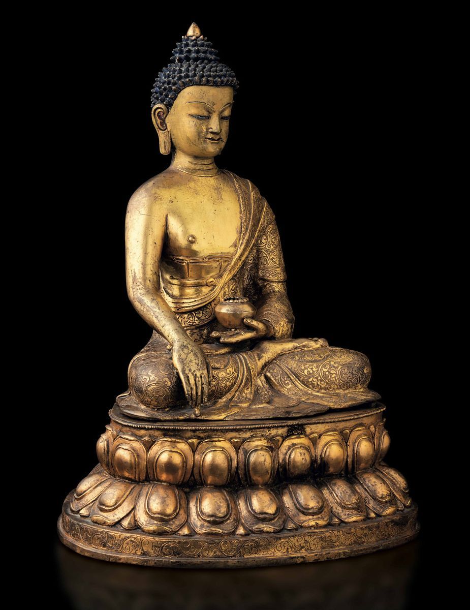 Grande Figura di Buddha Sakyamuni Seduto su Doppio Fiore di Loto in Bronzo Dorato con Tracce di P...