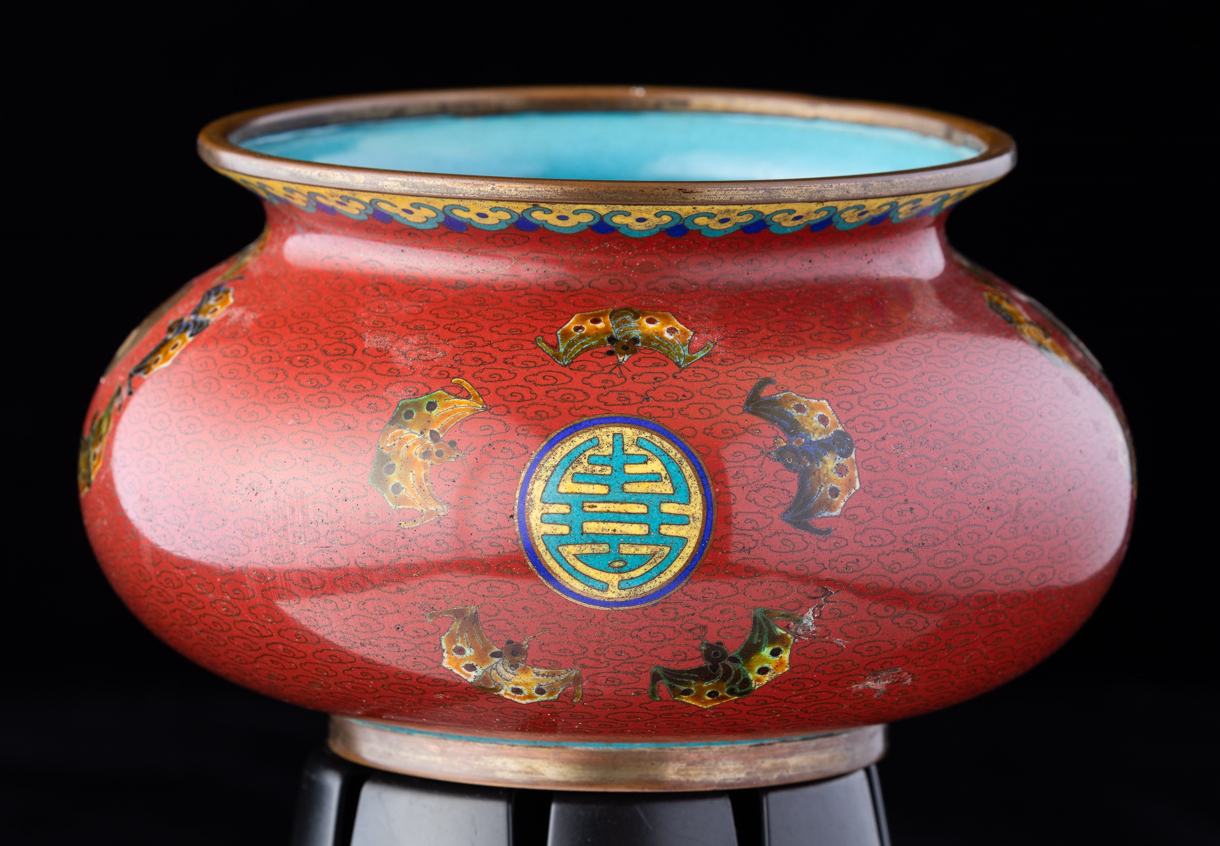 Vaso Globulare in Smalto con Decoro di Pipistrelli e Simboli Taoisti, Giappone, Periodo Meiji (18...
