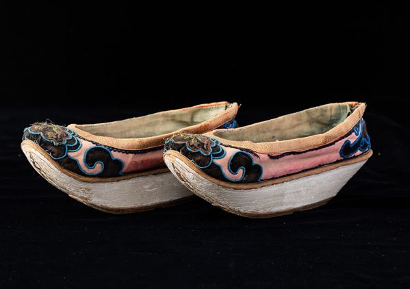 Calzature tradizionali femminili in tessuto ricamato, Cina, Dinastia Qing, XIX secolo