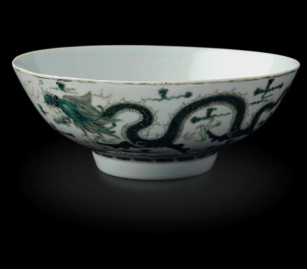 Ciotola in porcellana con figure di draghi tra le nuvole sui toni del verde, Cina, Dinastia Qing, marca e del periodo Guangxu (1875-1912)